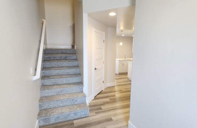 Newer Three Bedroom Town Home-Crimson Park