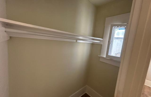 Upper Spacious Bankers Hill Unit!