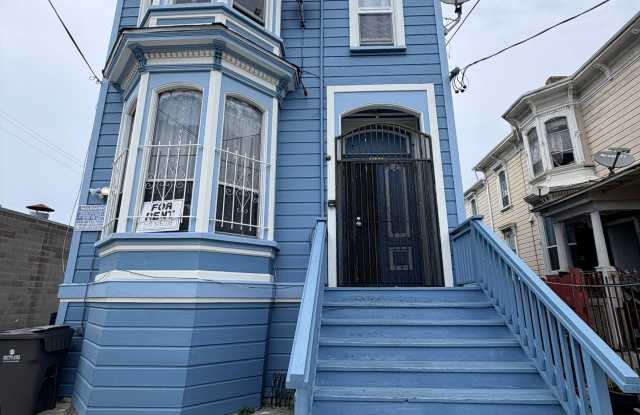 Top-Floor Remodeled 3BD/1BA Victorian Near Lake Merritt + Downtown Oakland w/ Parking