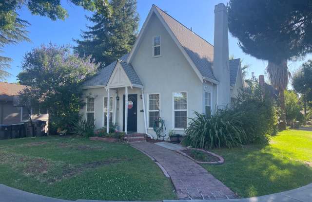 Cozy 2 bedroom bungalow home near UOP