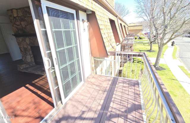 1008 N Oaks Boulevard