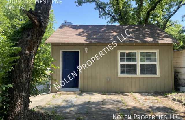 1009 1/2 West Pine