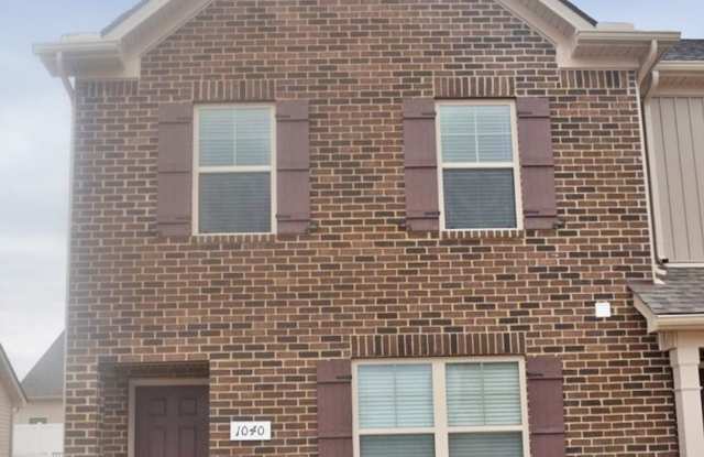 Beautiful 3BR/2.5BA Smyrna townhome less than 1 mile to I-24! - 1040 Leadville Drive, Smyrna, TN 37167
