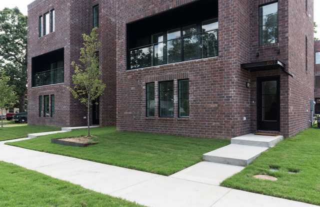 Modern 4 bedroom 3 bath near Razorback campus - 2nd story loft