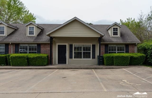 1128  W Hendrix  ST - 1128 West Hendrix Street, Fayetteville, AR 72703