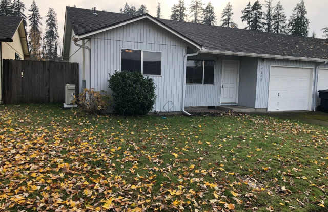 Great 2 bedroom 1 bathroom duplex in Springfield!