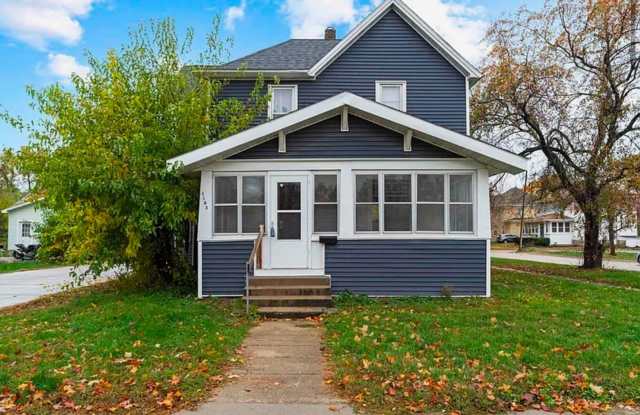 ! HALF OFF FIRST MONTHS RENT ! 4 Bedroom, 2 Bath house In Cedar Falls