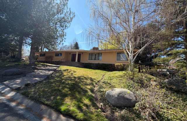 Beautiful home in Southwest Reno's Lake Ridge Shores East!