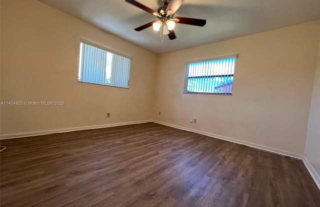 1804 SW 97th Ter