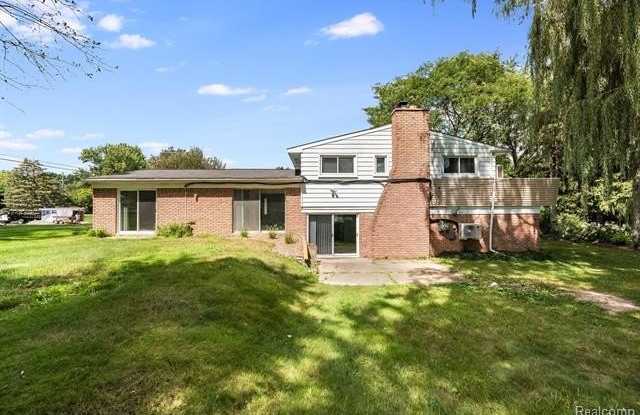 2862 Rossmoor Circle