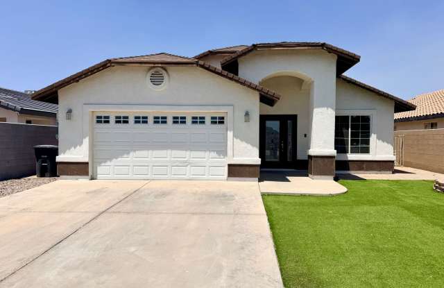 San Luis Large Home with Solar Panels and Fenced Back Yard ( Incluye Solares)