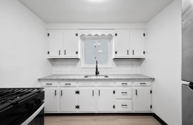 Charming 2 bedroom home in McKees Rocks available May 1!