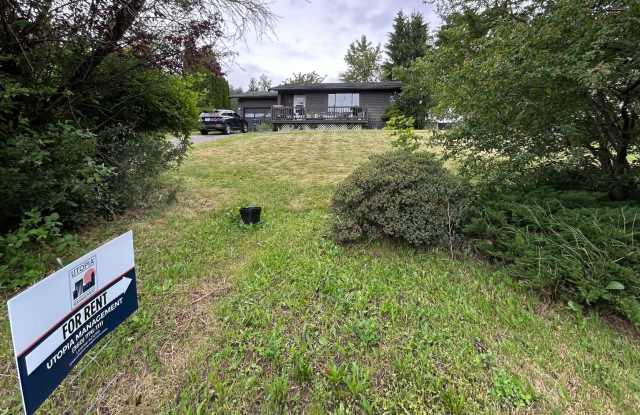 3 Bed, 1 Bath Home in Ferndale with Garage