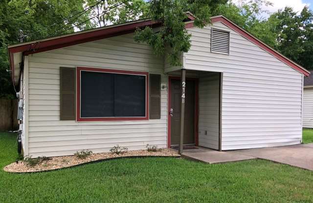 4 Bedroom House with Private Backyard - 214 Richards Street, College Station, TX 77840