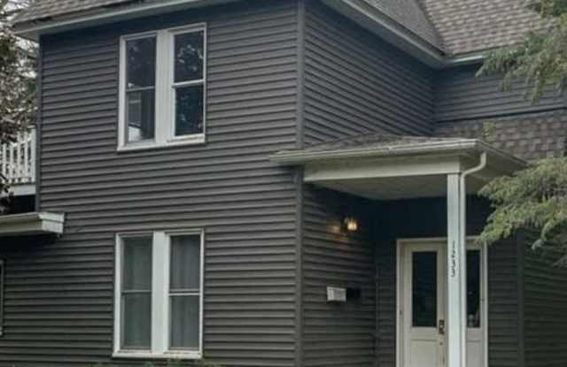 Photo of 1233 7th St