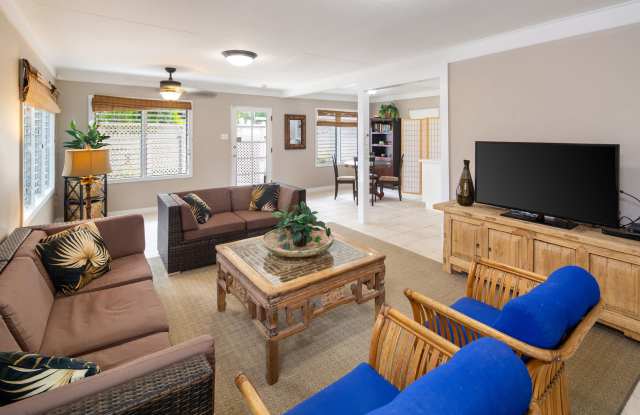 Steps from beautiful Kailua Beach, fully furnished 3 bedroom, 2 bath single family home