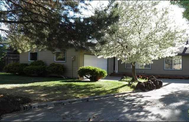 Cozy Bungalow 3/2 Home! 2816 NE Lapoint Ct Bend, OR 97701