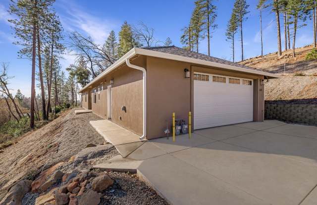 Photo of Beautiful 3 bedroom, 2 bath home in Paradise! Open Floor Plan with Attached Garage!