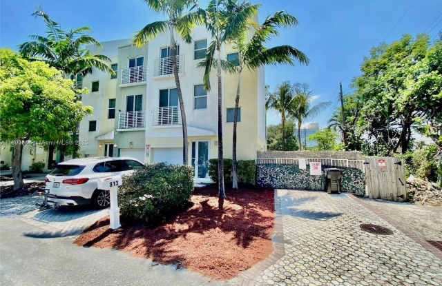 Photo of 813 SE 18th Ct