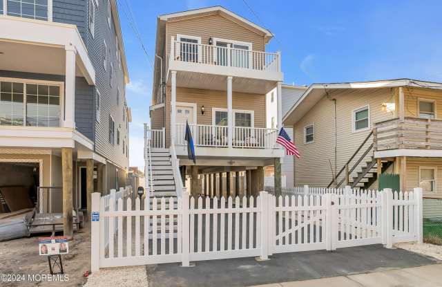 Photo of 329 Franklin Avenue