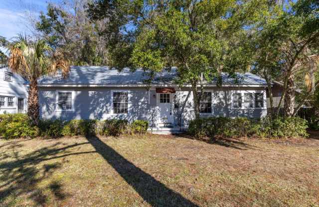 Photo of Location location location! This 2 bedroom 1 bath home is convenient to everything!