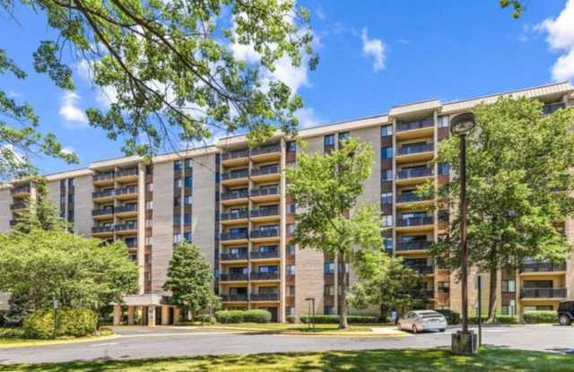 Photo of Bright And Luxurious 1 Bed 1 Bath Condo In Amenity-filled Woodlake Towers