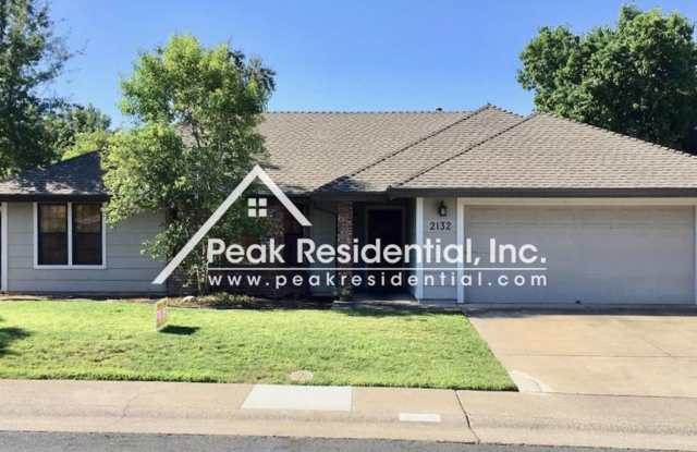 Spacious Roseville 3bd/2ba Home with 2 Car Garage  Nice Backyard
