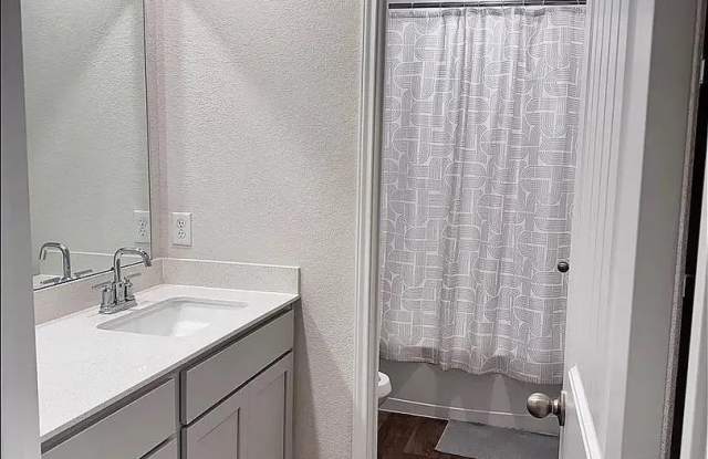 Room in 4 Bedroom Home in Georgetown