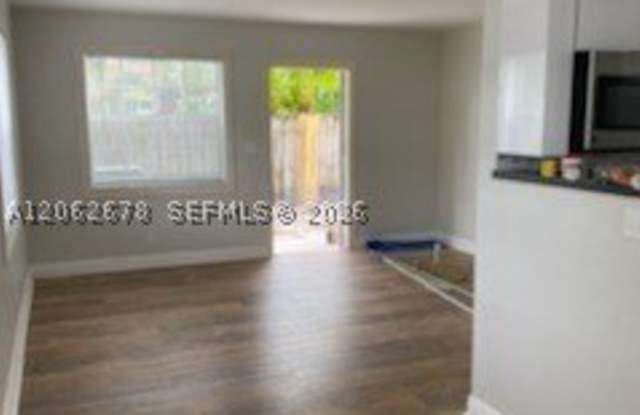 35 NE 13th St