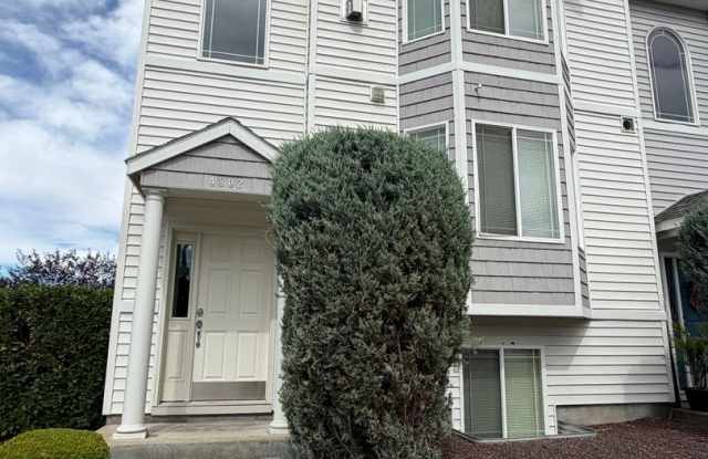 3 bed 3.5 bath townhome in central rd 68 location