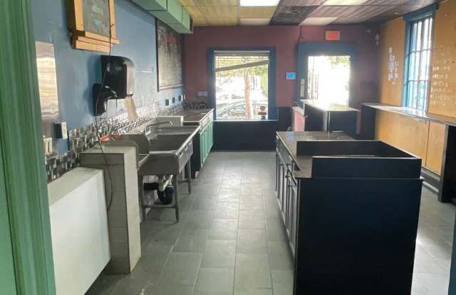 Commercial Space w/ Kitchen on Maple St