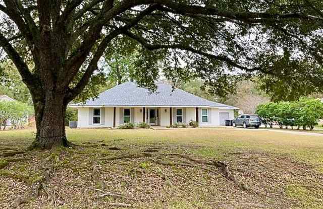Photo of Beautiful 4 bed home in Excellent Location, off Airline Hwy minutes from new Woman's Hospital