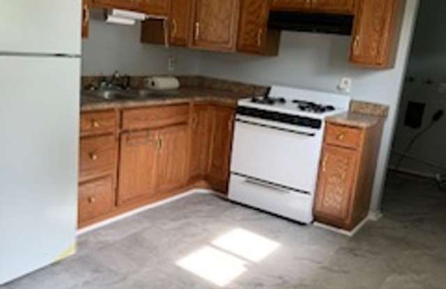 Three Bedroom Home Located Near Burdsal Pkwy and Riverside Dr