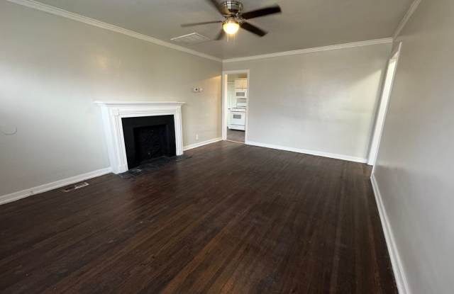 Cute 2 bedroom 1 Bath House! Close to Mother Road Market!