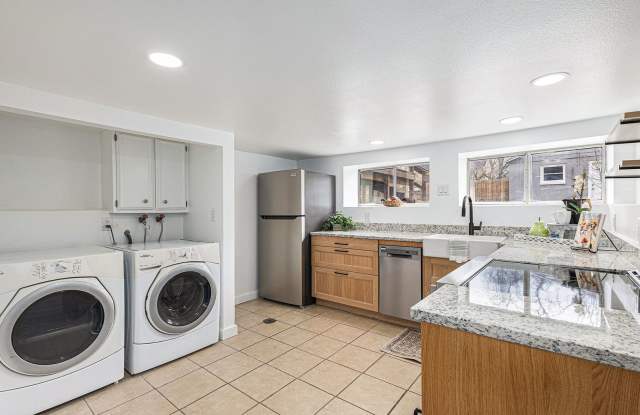 Duplex unit near Downtown! Utilities included!