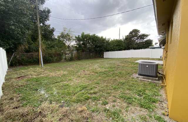 4390 Southwest 23rd Street - 4390 Southwest 23rd Street, Broadview Park, FL 33317