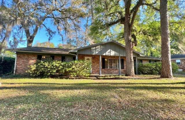 1910 Rhonda Drive - Fenced in yard!