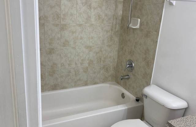 2413 W 78th St - 204