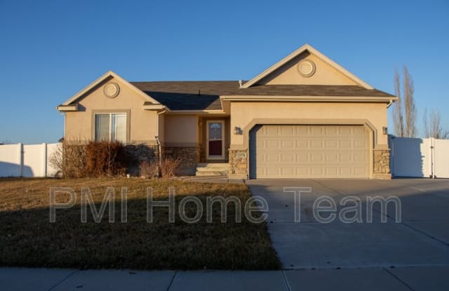 2576 W 2580 N - 2576 West 2580 North, Clinton, UT 84015