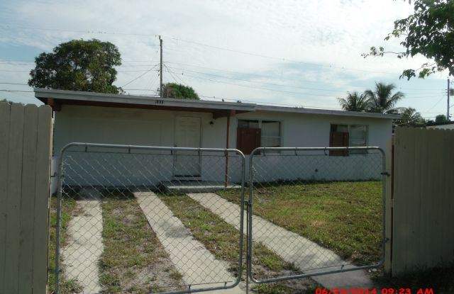 1033 NW 10 PLACE - 1033 Northwest 10th Place, Fort Lauderdale, FL 33311