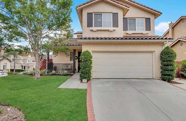 Photo of Spacious 3 Bedroom-2.5 Bath, - VIEWS! Fireplace, Yard - Via Santa Rosa