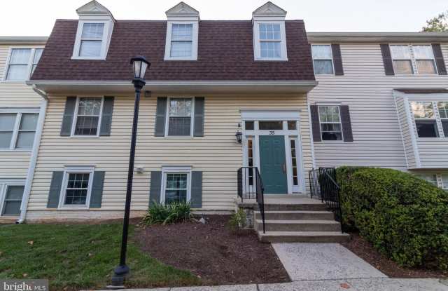 35 PICKERING Court