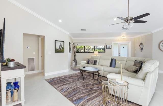 1127 E Seminole Avenue unit: 15C