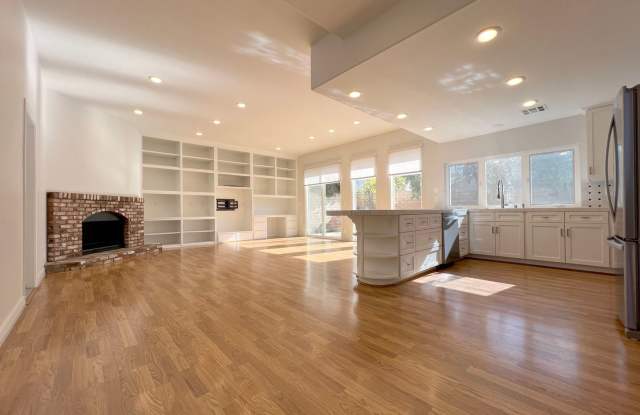 3652 Fenn St