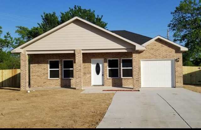 4705 Henry Street - 4705 Henry Street, Greenville, TX 75401