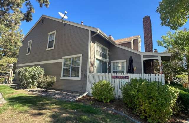 Townhome in Aurora nearby I-225