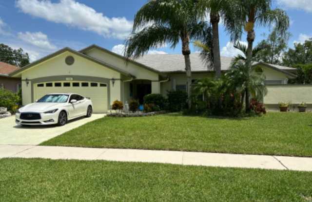 135 Lexington Dr