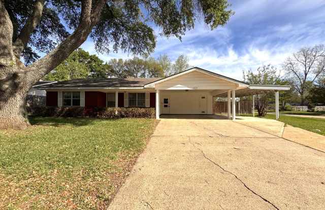 REMODELED SPACIOUS SOUTH BOSSIER HOME.