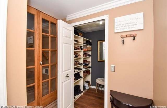 324 COUNTRY CLUB Drive