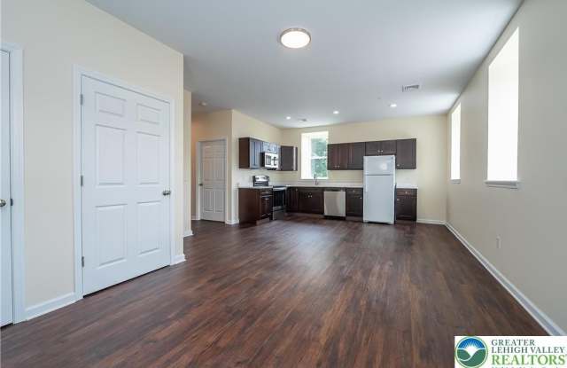 418 W Race Street unit: 3